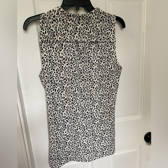 White House Black Market. Size Medium. Leopard Blouse - Picture 4 of 4